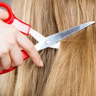 Haare schneiden: Auch wer seine Haare selbst schneidet, sollte nicht ohne das richtige Equipment loslegen. Eine Küchenschere eignet sich nicht dafür.