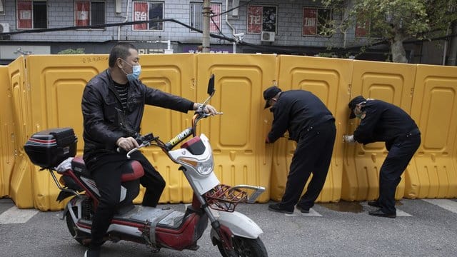 In der Stadt Wuhan werden Barrieren entfernt. In der Stadt Wuhan werden Barrieren entfernt.