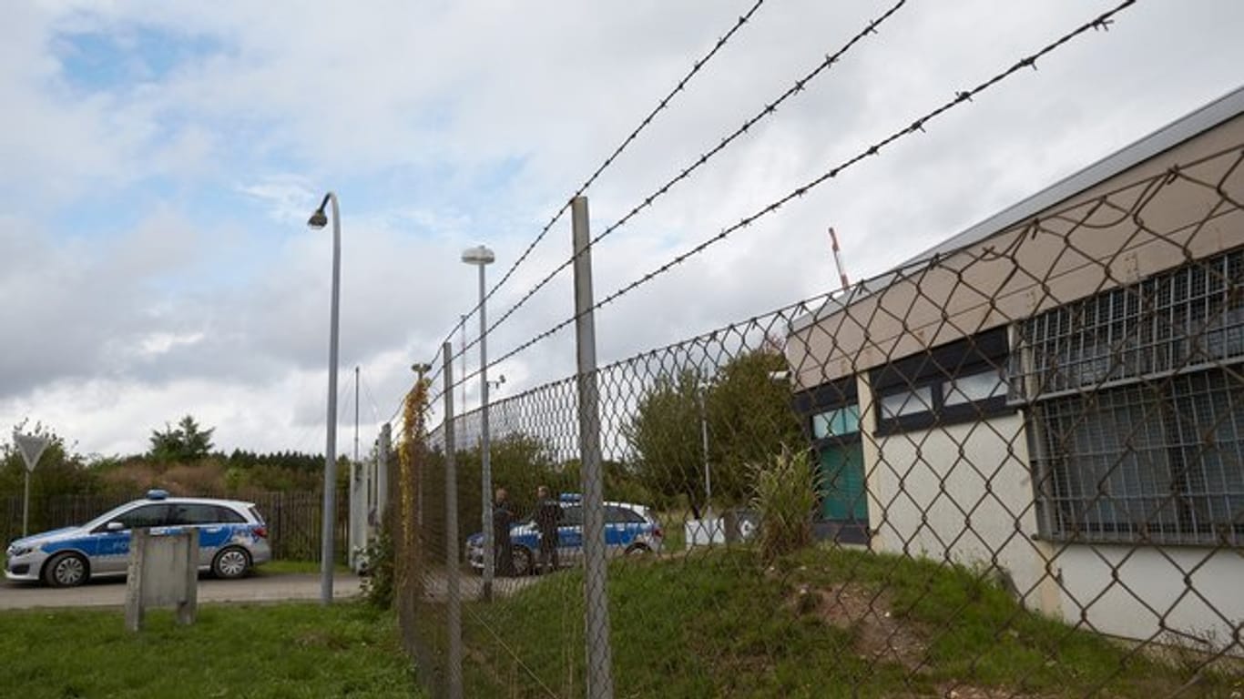 Polizisten sichern das Gelände eines ehemaligen Bundeswehr-Bunkers an der Mosel.