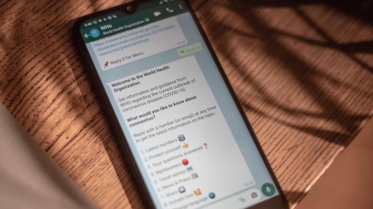 WhatsApp-Chatbot der Weltgesundheitsorganisation WHO: Der Messengerdienst versucht mit verschiedenen Maßnahmen gegen die Verbreitung von gefährlichen Fehlinformationen zum Coronavirus vorzugehen.