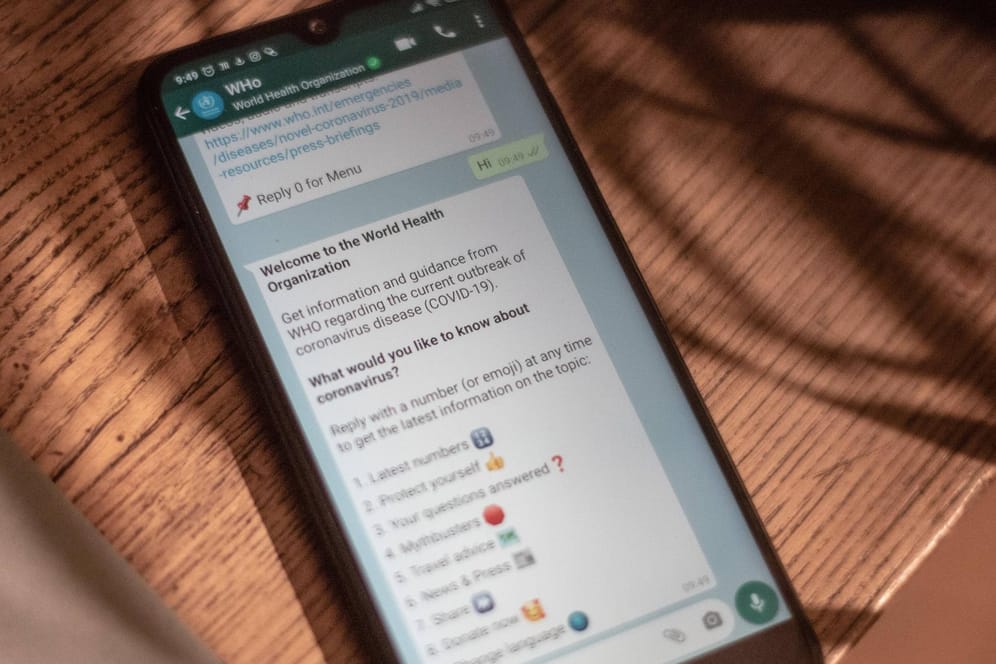 WhatsApp-Chatbot der Weltgesundheitsorganisation WHO: Der Messengerdienst versucht mit verschiedenen Maßnahmen gegen die Verbreitung von gefährlichen Fehlinformationen zum Coronavirus vorzugehen.