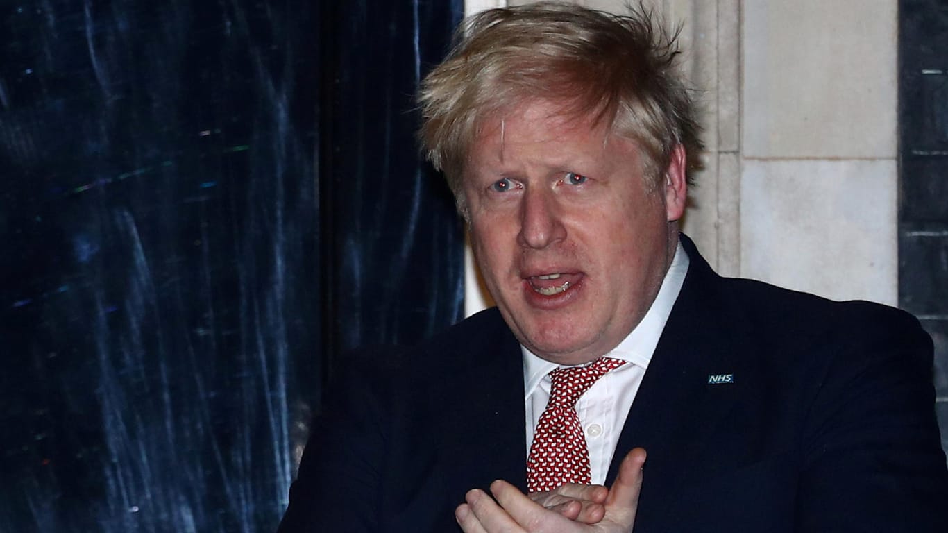 Der britische Premier Boris Johnson ist mit einer Corona-Erkrankung auf die Intensivstation gebracht worden.
