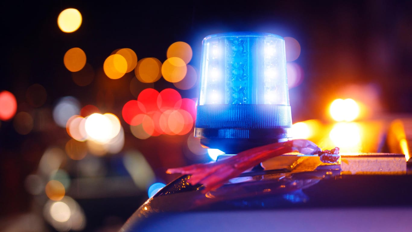Blaulicht auf Polizeiwagen: In Hagen hat ein junger Mann einen 16-Jährigen mit einem Messer attackiert (Symbolbild).
