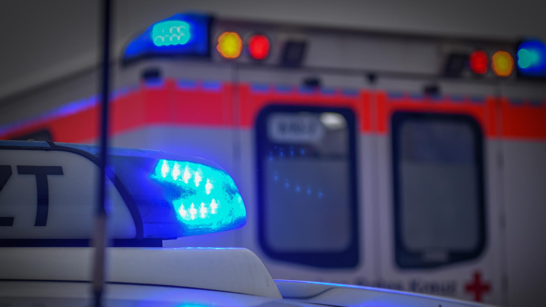 Einsatzfahrzeuge mit Blaulicht (Symbolfoto): In Bayern ist eine Zweijährige von einem Traktor überrollt worden. Einsatzfahrzeuge mit Blaulicht (Symbolfoto): In Bayern ist eine Zweijährige von einem Traktor überrollt worden.
