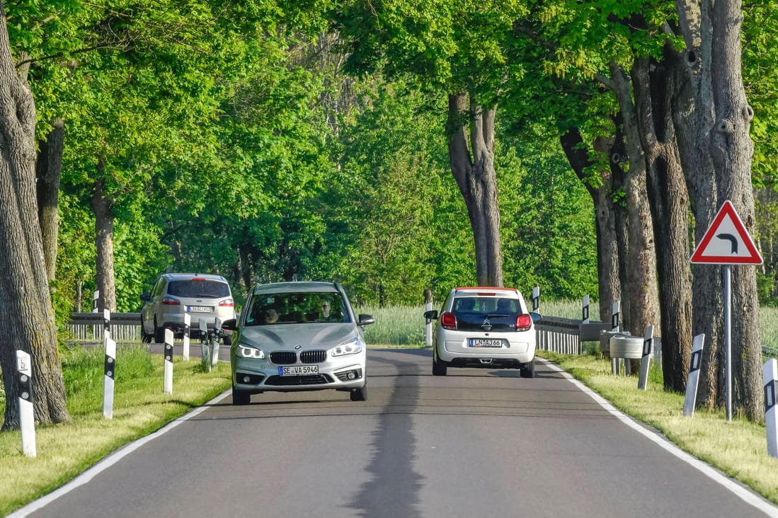 Landstraße: Gerade vor Kurven oder Bergkuppen sollte auf ein Überholmanöver verzichtet werden.