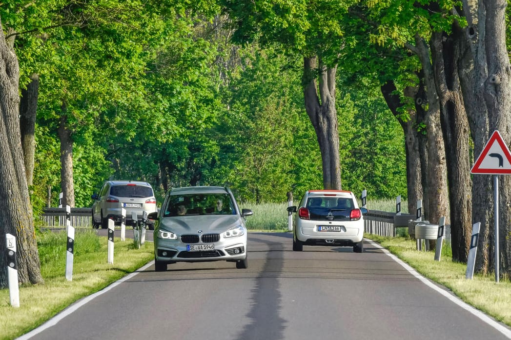 Landstraße: Gerade vor Kurven oder Bergkuppen sollte auf ein Überholmanöver verzichtet werden.