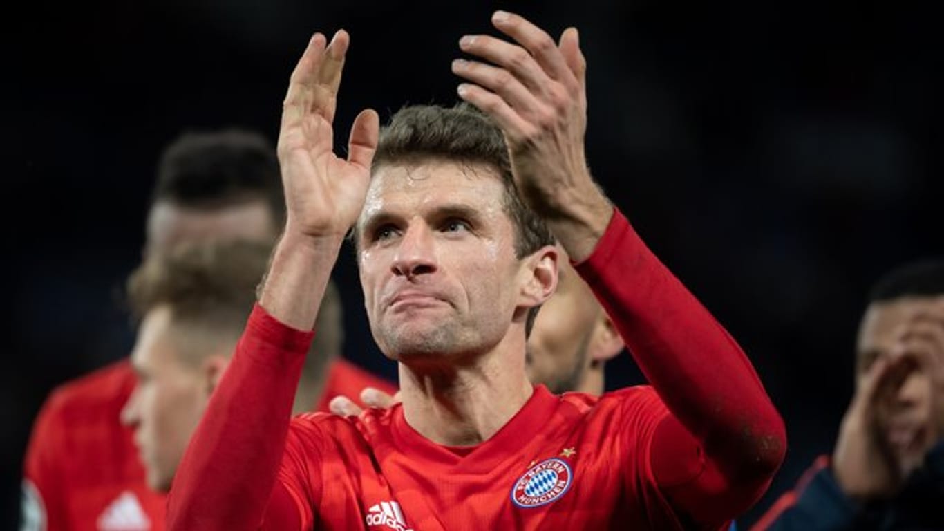 Hat beim FC Bayern München bis 2023 verlängert: Thomas Müller applaudiert.