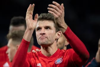 Hat beim FC Bayern München bis 2023 verlängert: Thomas Müller applaudiert.