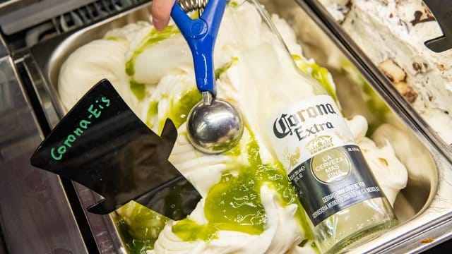 Eine Eisdiele in der Innenstadt von München bietet ein "Corona-Eis" an.