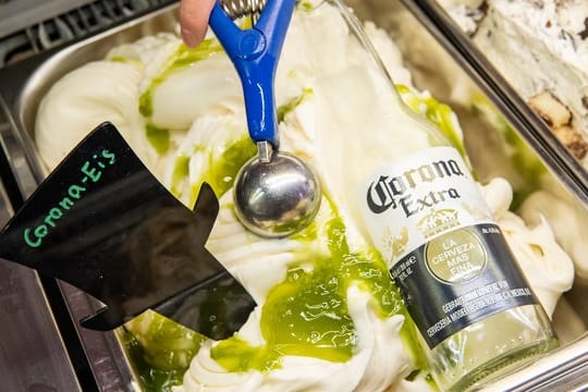 Eine Eisdiele in der Innenstadt von München bietet ein "Corona-Eis" an.