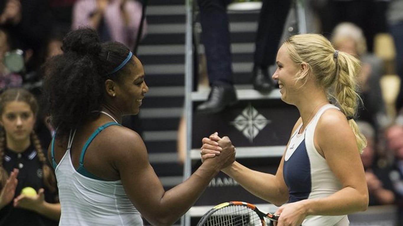 Das Match zwischen Caroline Wozniacki und Serena Williams wird wegen der Corona-Krise verschoben.