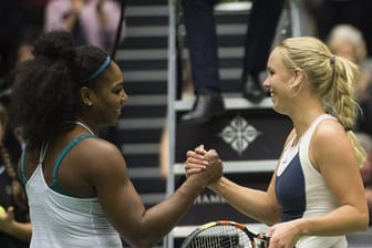 Das Match zwischen Caroline Wozniacki und Serena Williams wird wegen der Corona-Krise verschoben.