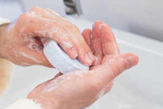 Seife: Häufiges Händewaschen kann die Haut austrocknen.