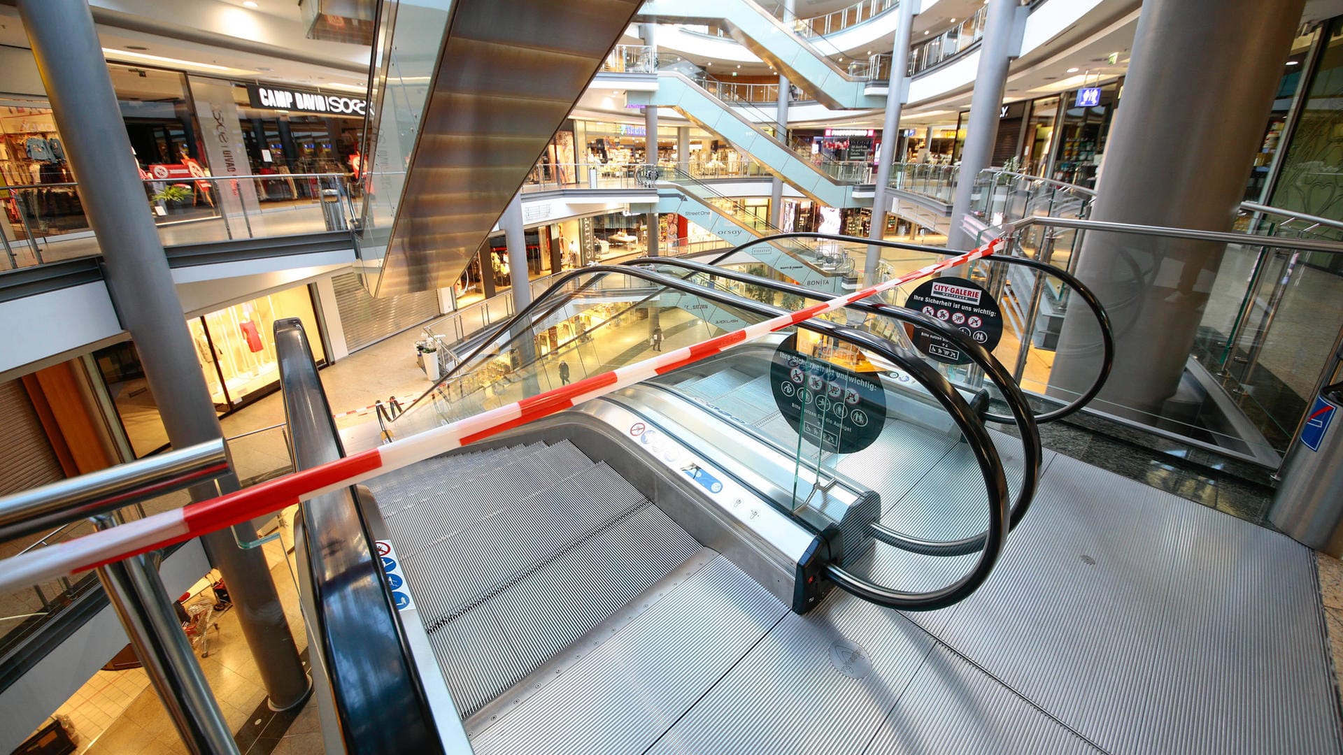 Blick in die leere City Galerie in Wolfsburg: Viele Geschäfte in der Stadt sind geschlossen.