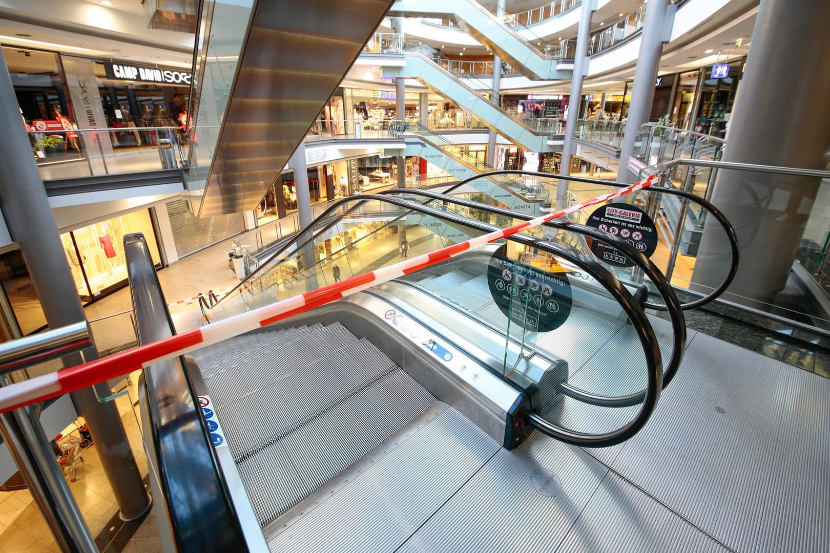 Blick in die leere City Galerie in Wolfsburg: Viele Geschäfte in der Stadt sind geschlossen.