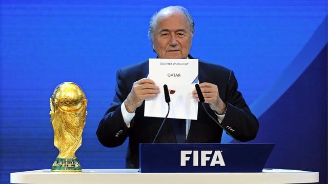 Der damalige FIFA-Präsident Joseph Blatter gibt 2010 die Vergabe der WM 2022 an Katar bekannt. Der damalige FIFA-Präsident Joseph Blatter gibt 2010 die Vergabe der WM 2022 an Katar bekannt.