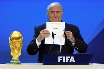 Der damalige FIFA-Präsident Joseph Blatter gibt 2010 die Vergabe der WM 2022 an Katar bekannt.