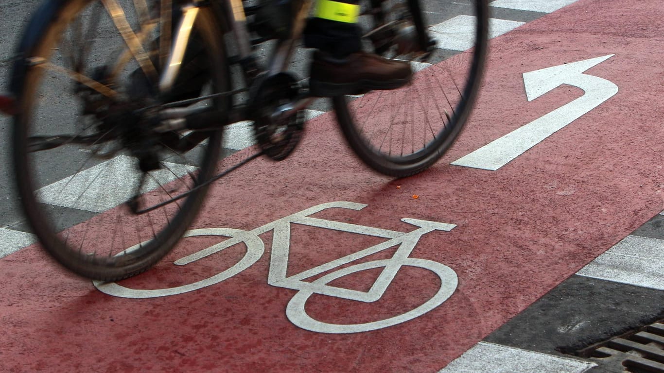 Radfahrer auf einem Radweg: In Karlsruhe hat es einen Unfall zwischen drei Fahrradfahrern gegeben.
