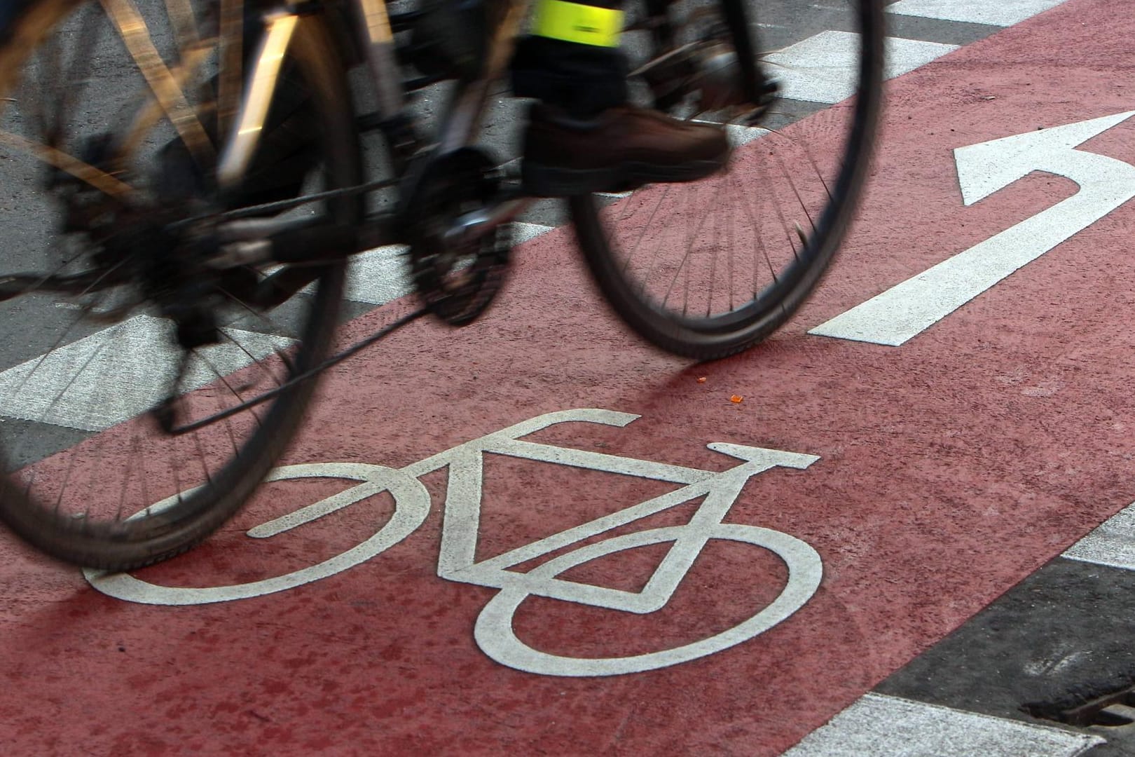 Radfahrer auf einem Radweg: In Karlsruhe hat es einen Unfall zwischen drei Fahrradfahrern gegeben.