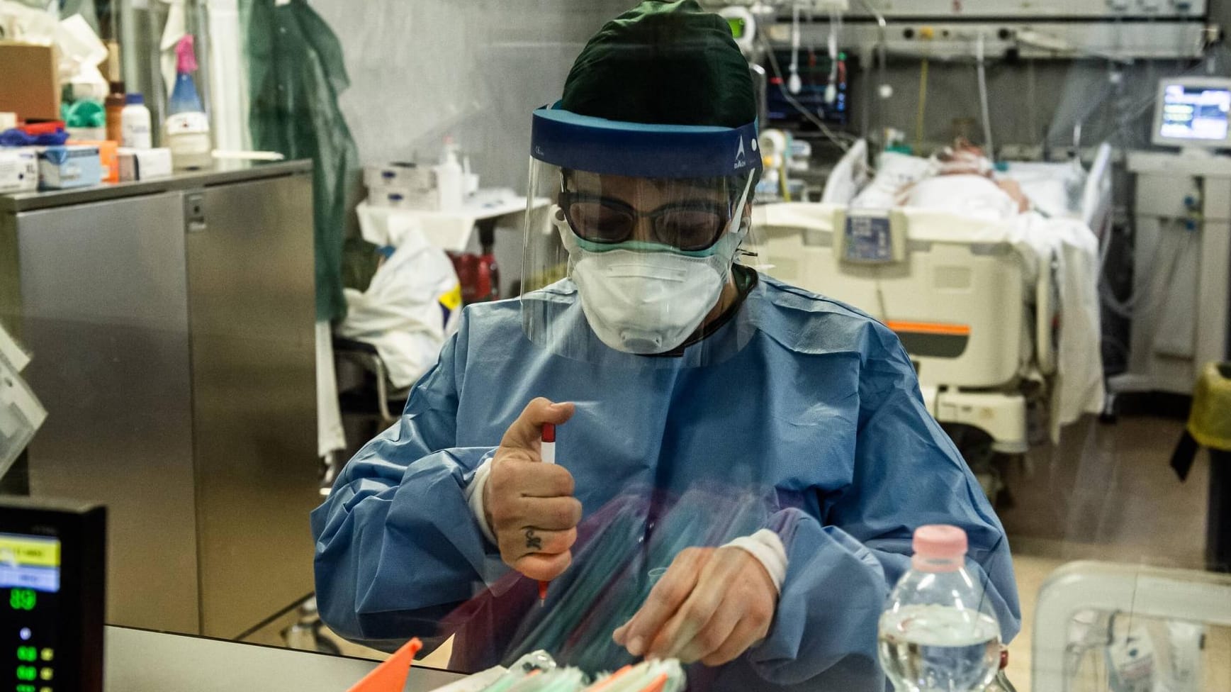 Eine Mitarbeiterin in einem kleinen italienischen Krankenhaus: Die Kliniken stoßen an ihre Grenzen.