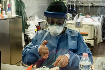 Eine Mitarbeiterin in einem kleinen italienischen Krankenhaus: Die Kliniken stoßen an ihre Grenzen.