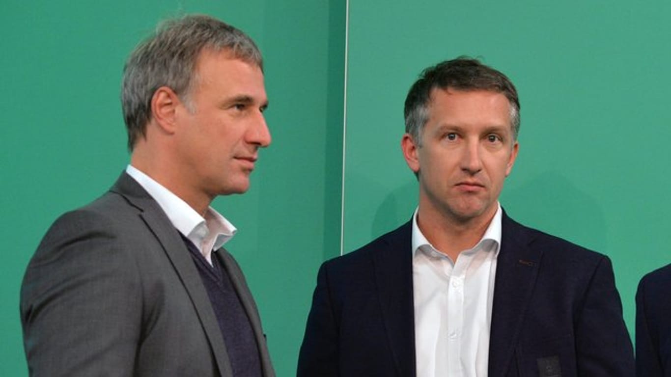 Marco Bode und Frank Baumann rufen ältere Mitglieder vom SV Werder Bremen an, um sich nach ihnen zu erkundigen.