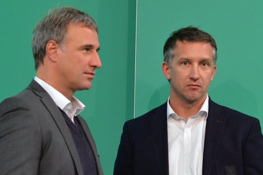 Marco Bode und Frank Baumann rufen ältere Mitglieder vom SV Werder Bremen an, um sich nach ihnen zu erkundigen.