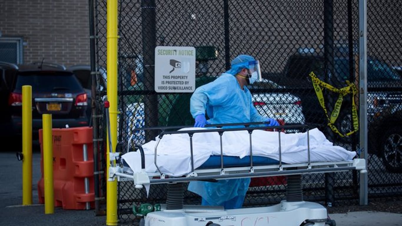 Ein medizinischer Mitarbeiter überführt den Leichnam eines Coronavirus-Opfers in New York.