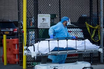Ein medizinischer Mitarbeiter überführt den Leichnam eines Coronavirus-Opfers in New York.