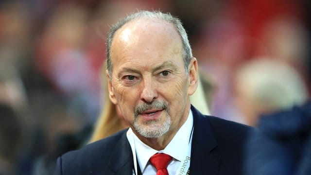 Rudert bei der Zwangsbeurlaubung von Mitarbeitern des FC Liverpool zurück: Peter Moore, Geschäftsführer des FC Liverpool. Rudert bei der Zwangsbeurlaubung von Mitarbeitern des FC Liverpool zurück: Peter Moore, Geschäftsführer des FC Liverpool.