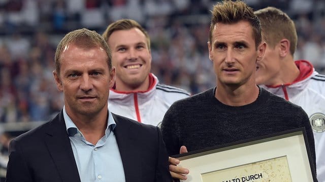Könnten bald ein zusammen beim FC Bayern auf der Trainerbank sitzen: Hansi Flick (l) und Miroslav Klose. Könnten bald ein zusammen beim FC Bayern auf der Trainerbank sitzen: Hansi Flick (l) und Miroslav Klose.