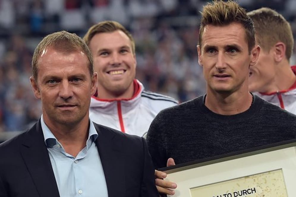 Könnten bald ein zusammen beim FC Bayern auf der Trainerbank sitzen: Hansi Flick (l) und Miroslav Klose.