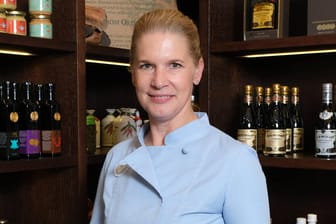 Cornelia Poletto: Weil sie ihre Bänke vor dem Restaurant nicht absperrte, ließen sich dort zu viele Menschen nieder. Eine Strafe droht.