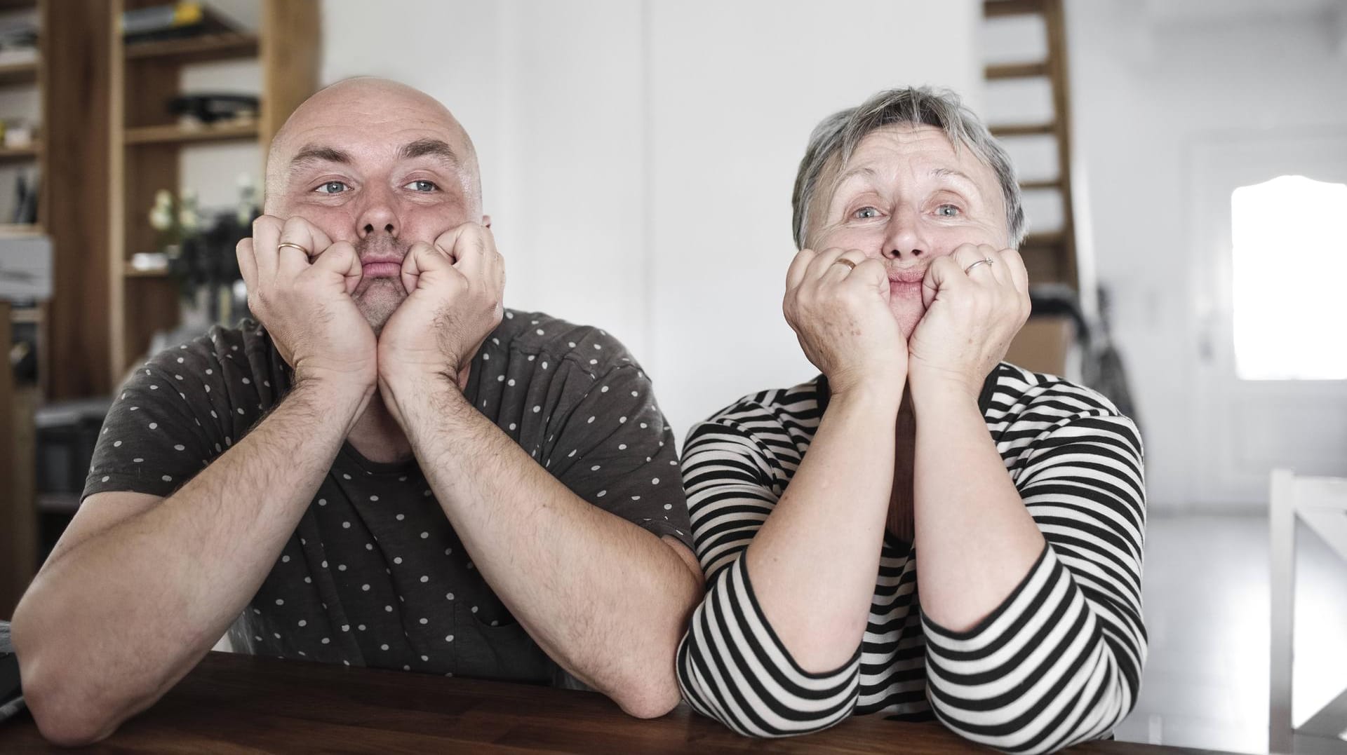 Gelangweilter Sohn mit seiner Mutter