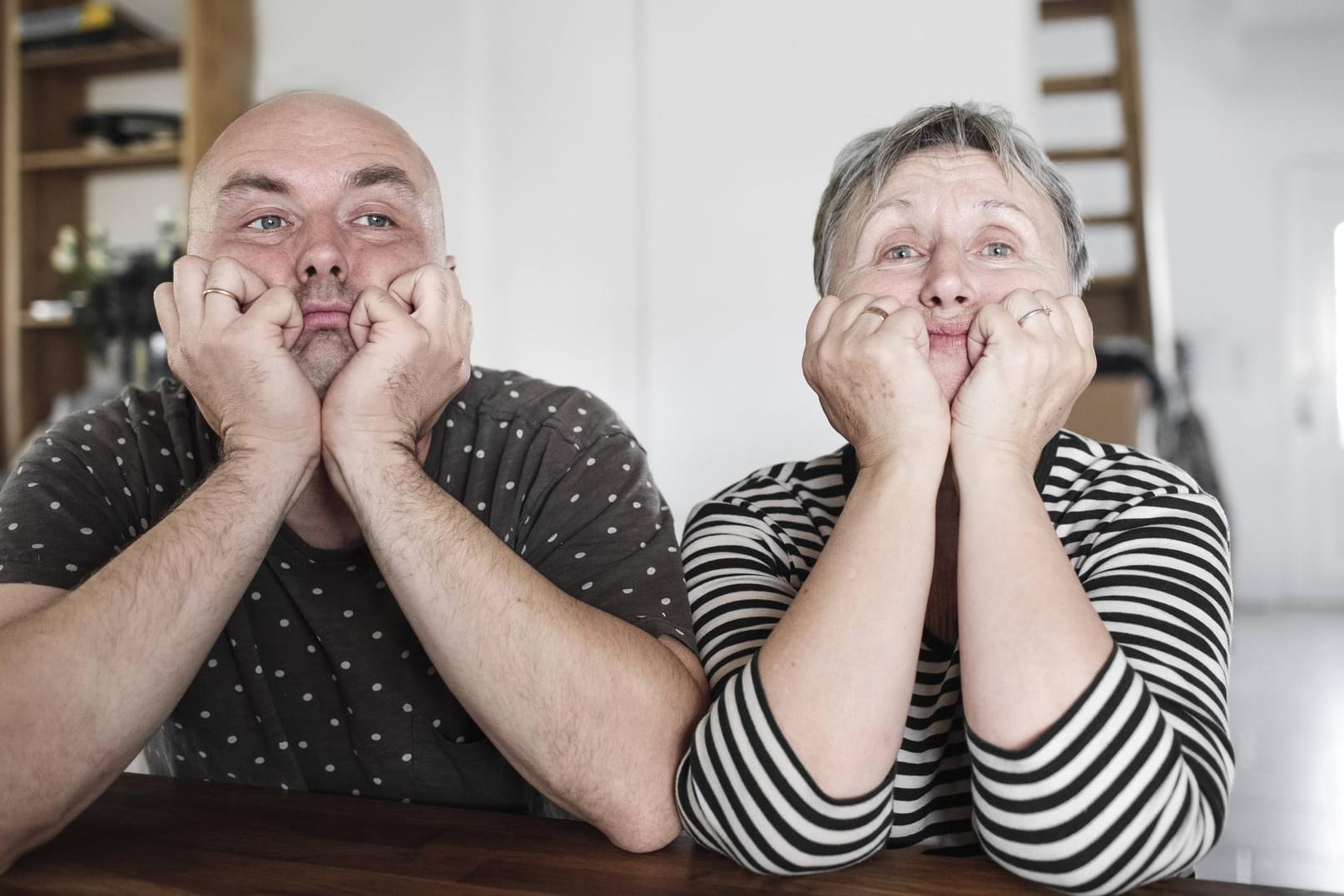 Gelangweilter Sohn mit seiner Mutter