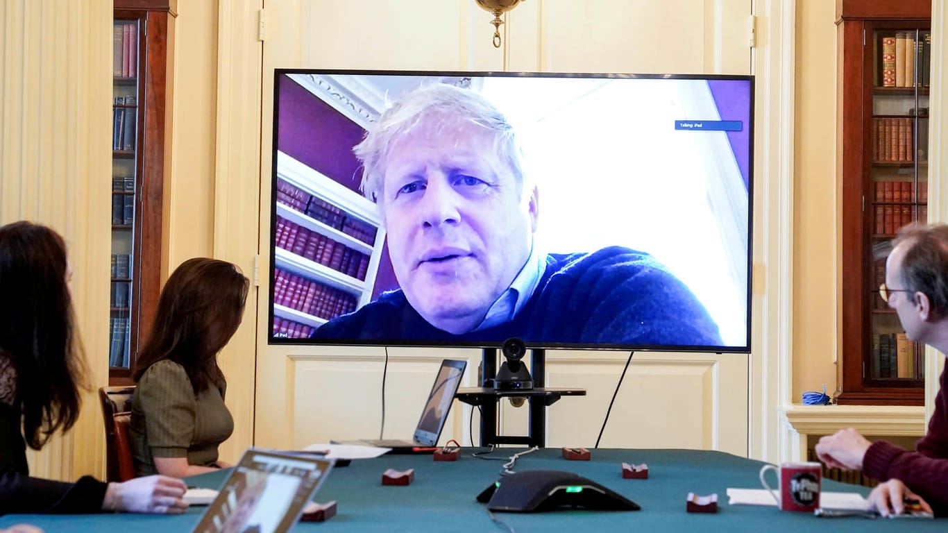 Noch in Quarantäne nahm Premierminister Boris Johnson per Videoschalte an einer Kabinettssitzung teil: Eine Woche später wurde Johnson auf die Intensivstation eingeliefert.