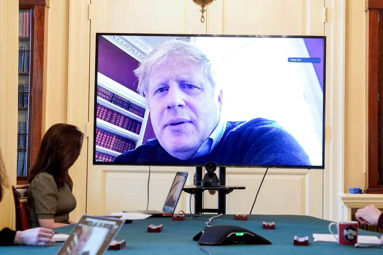 Noch in Quarantäne nahm Premierminister Boris Johnson per Videoschalte an einer Kabinettssitzung teil: Eine Woche später wurde Johnson auf die Intensivstation eingeliefert.