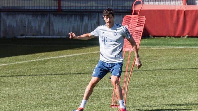 Aktuell noch Alleinunterhalter im Bayern-Angriff: Torjäger Robert Lewandowski. Aktuell noch Alleinunterhalter im Bayern-Angriff: Torjäger Robert Lewandowski.