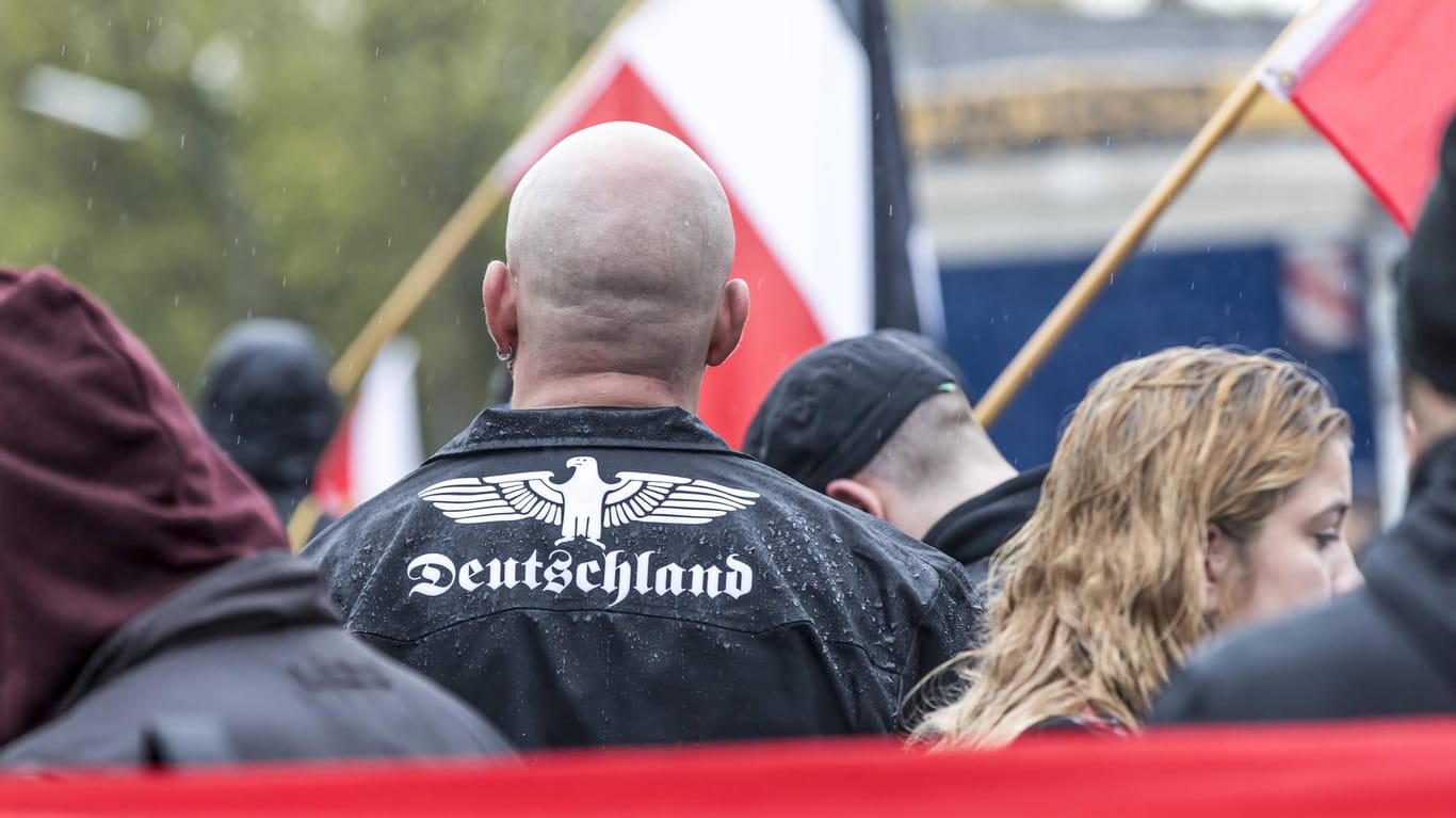 Mann mit einer Deutschland-Jacke von hinten: Die Anzahl der Straftaten von Rechtsextremen hat zugenommen.