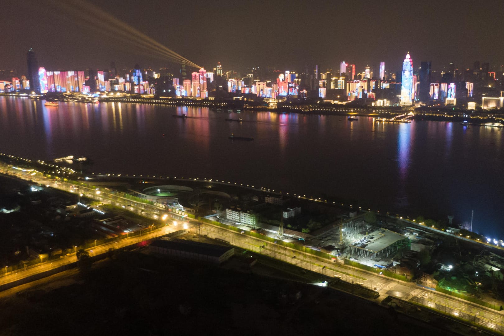 Angestrahlte Gebäude in Wuhan