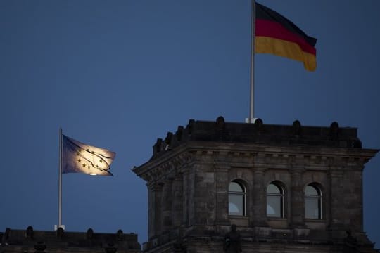 Der Mond geht hinter der EU-Flagge auf dem Reichstagsgebäude in Berlin auf.