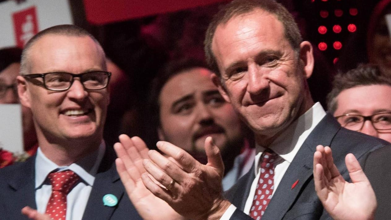 Wegen eines Verstoßes gegen die Corona-Ausgangsbeschränkungen: David Clark (l.) bot sogar seinen Rücktritt als Gesundheitsminister an. Wegen eines Verstoßes gegen die Corona-Ausgangsbeschränkungen: David Clark (l.) bot sogar seinen Rücktritt als Gesundheitsminister an.