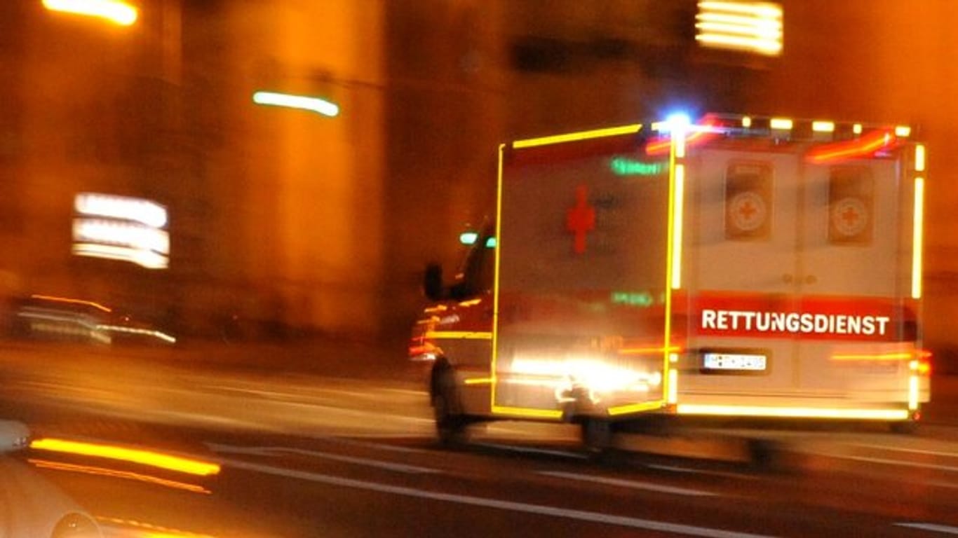 Ein Fahrzeug des Rettungsdienstes (Symbolbild): In Essen ist ein Kleinkind aus einem Fenster gefallen.