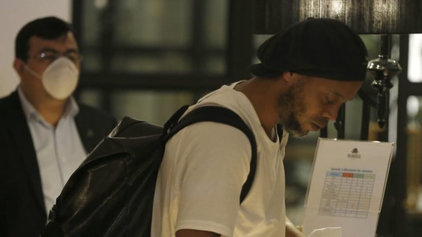 Ex-Fußballstar Ronaldinho kommt nach der Haft in einem Hotel an.