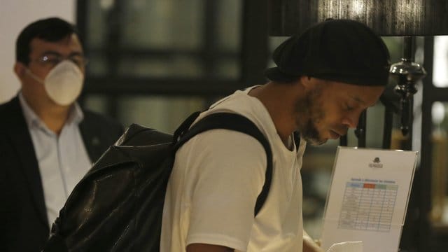 Ex-Fußballstar Ronaldinho kommt nach der Haft in einem Hotel an.