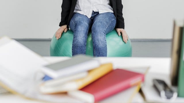 Ein Gymnastikball hat gegenüber einem verstellbaren Bürostuhl mehr Nachteile als Vorteile, kann aber für kurze Zeit hilfreich sein.