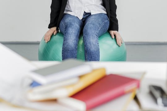 Ein Gymnastikball hat gegenüber einem verstellbaren Bürostuhl mehr Nachteile als Vorteile, kann aber für kurze Zeit hilfreich sein.