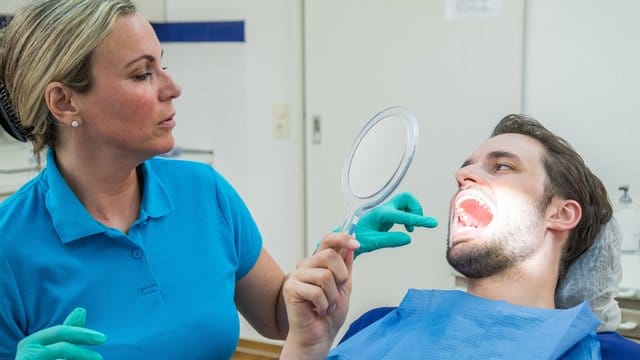 Ob und wann ein Weisheitszahn gezogen wird, entscheidet am Ende der Patient - in der Regel sollte es aber vor dem 25.