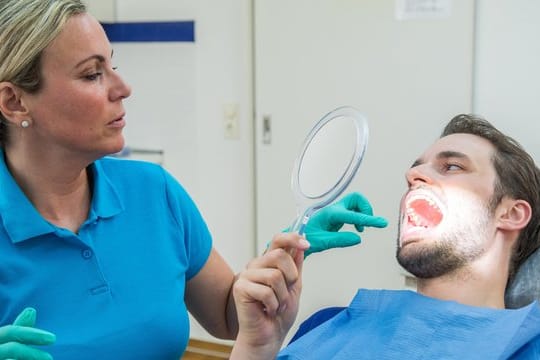 Ob und wann ein Weisheitszahn gezogen wird, entscheidet am Ende der Patient - in der Regel sollte es aber vor dem 25.