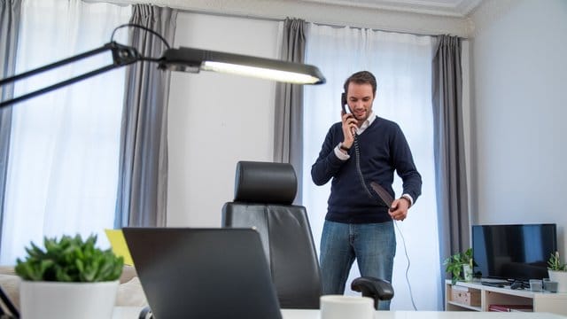 Viel Licht, Platz und eine bequeme Sitzhaltung machen die Zeit im unfreiwilligen Homeoffice angenehmer.